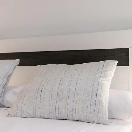 Hall V By Aston شقة